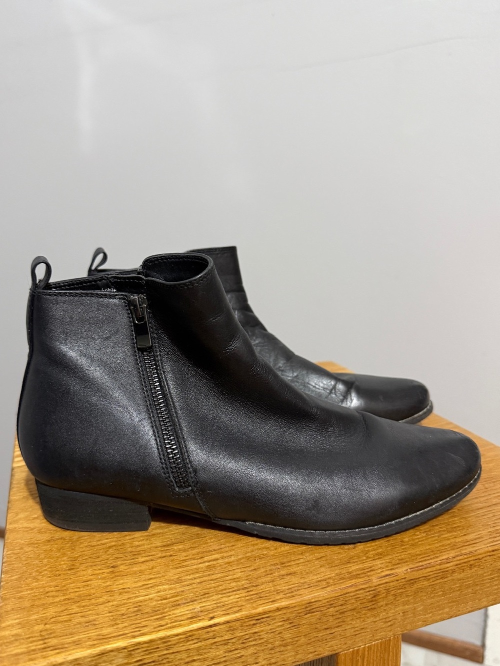 Blondo Womens 8 Black Leather Ankle Boots Side Zip Waterproof Low Heel Booties